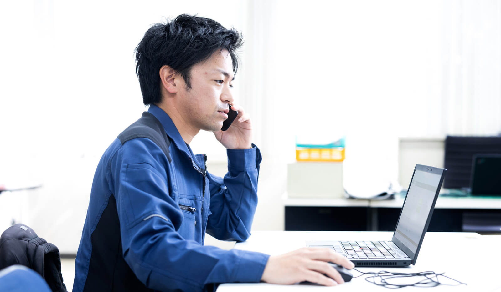 電話をしている様子