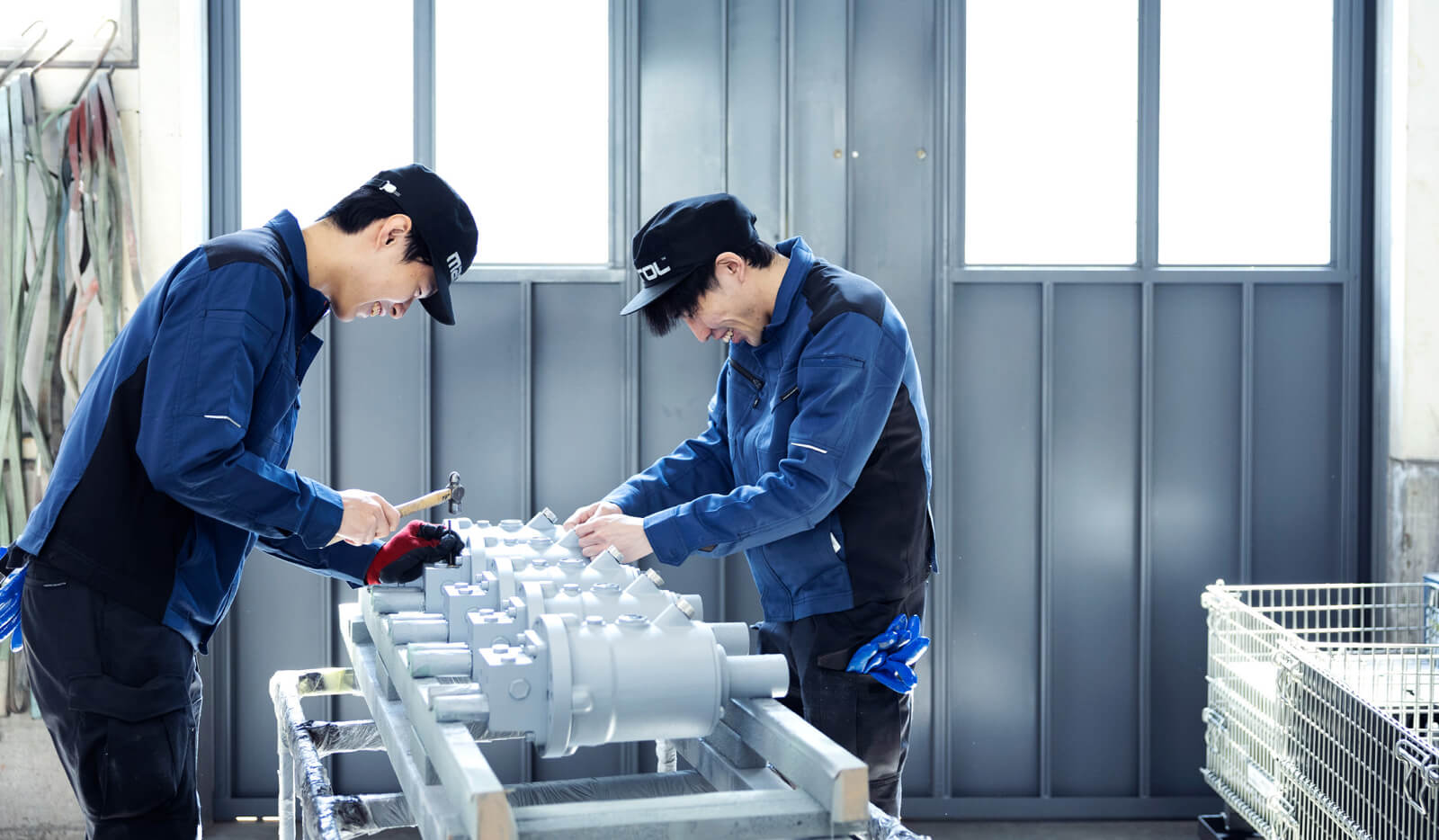 2名の社員で作業している様子