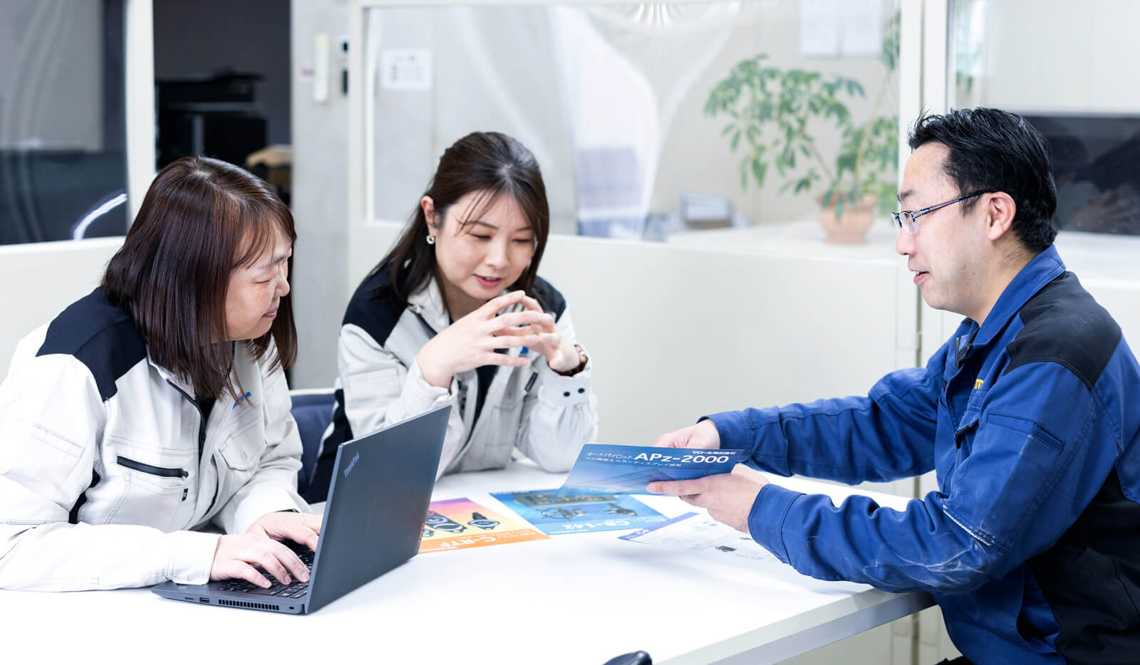デスクでミーティングしている様子